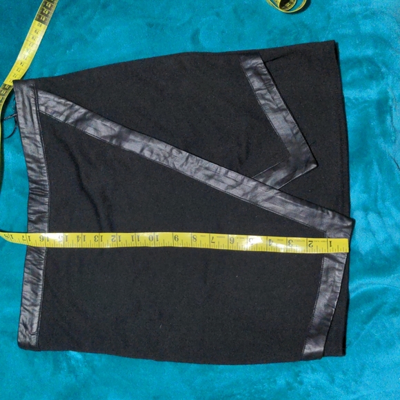 Black Mini skirt - Picture 4 of 5